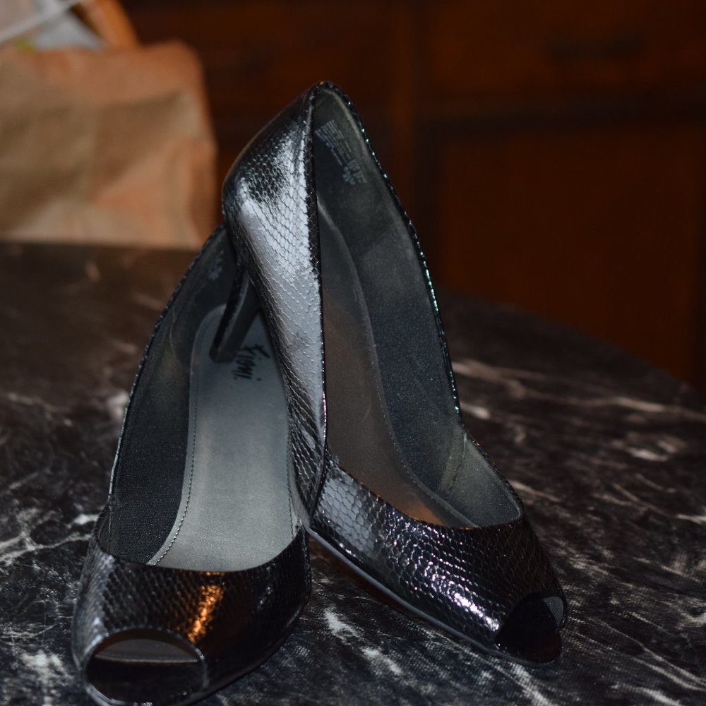 Fiona 9 1/2 Wide Faux Black Alligator shoes. Nice!